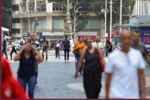 Pessoas caminham em rua comercial do Rio de Janeiro em fotografia de arquivo de 15 de outubro de 2026.