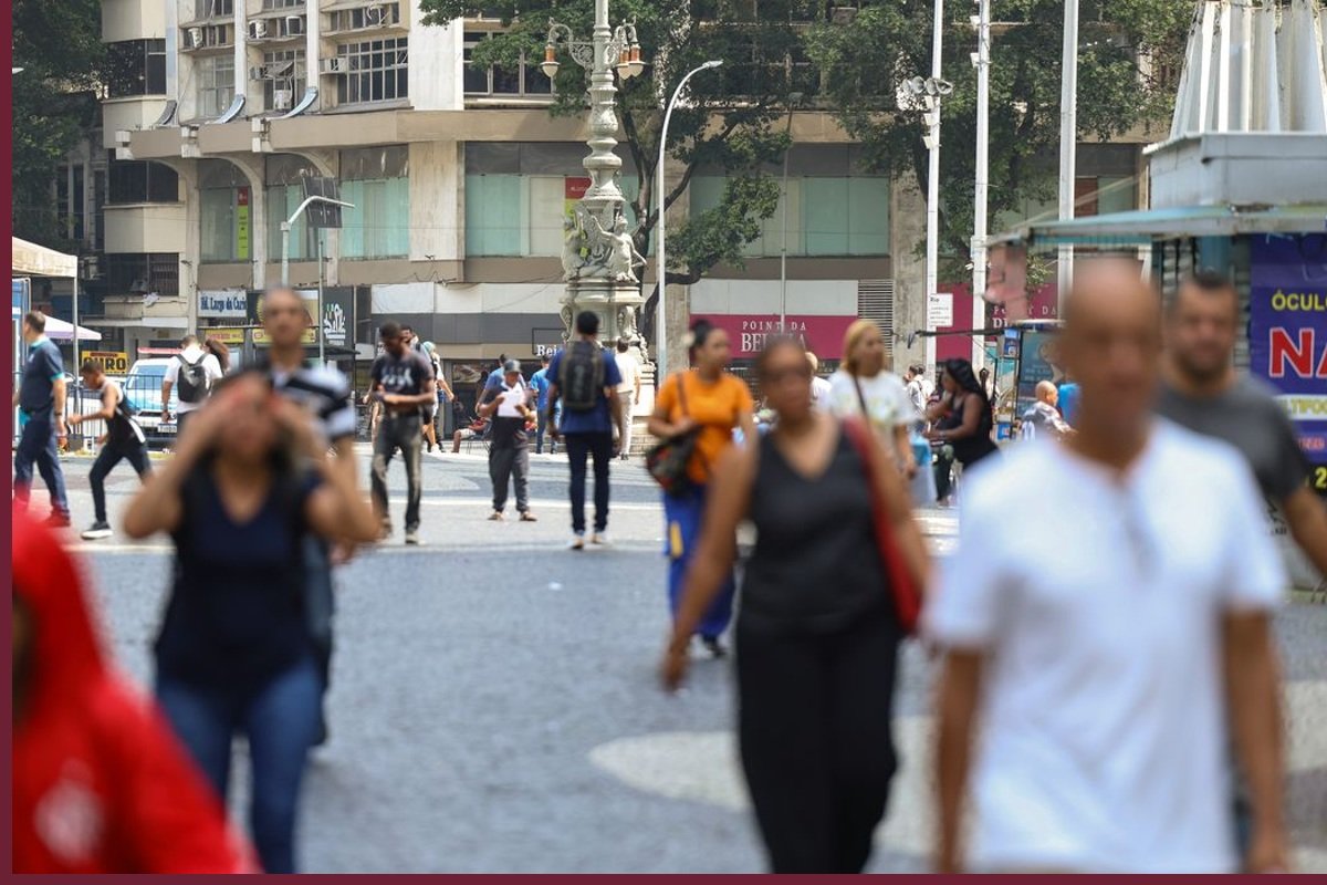 Pessoas caminham em rua comercial do Rio de Janeiro em fotografia de arquivo de 15 de outubro de 2026.
