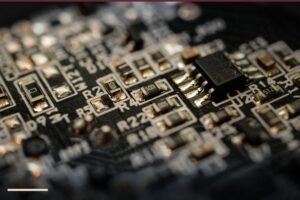 Detalhe de circuito eletrônico em fotografia de acervo