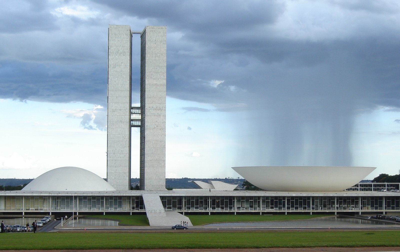 Congresso Nacional, em Brasília, com chuva ao fundo; foto de arquivo de 19 de janeiro de 2006.