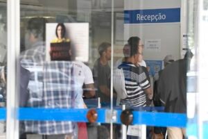 Recepção do INSS em Brasília vista por portas de vidro; foto de arquivo de 3 de maio de 2019.