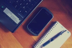 Computador, telefone e bloco em foto de arquivo de 2015; não são equipamentos ou instalações do Cetam.
