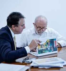 Foto de arquivo de Camilo Santana em reunião com Lula em 2023.