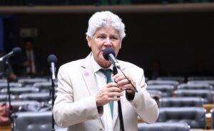 Chico Alencar fala ao microfone na Câmara dos Deputados; foto de arquivo.