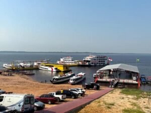 Porto de embarque de barcos de turismo no Rio Negro, em Manaus, em 29 de novembro de 2024. Foto de arquivo.
