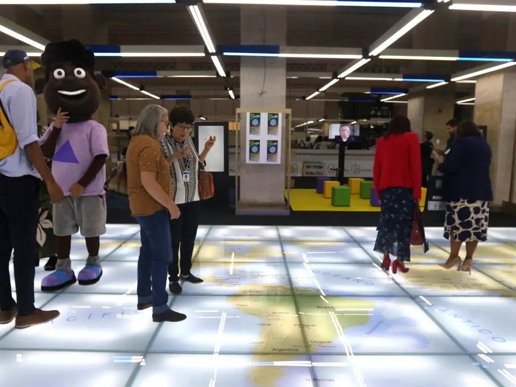 Exposição do Projeto Casa Brasil do IBGE, com mapa iluminado no piso, no Rio de Janeiro em maio de 2024. Foto de arquivo.
