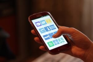 Fotografia de arquivo de smartphone em uso; não mostra o aplicativo e-Título.