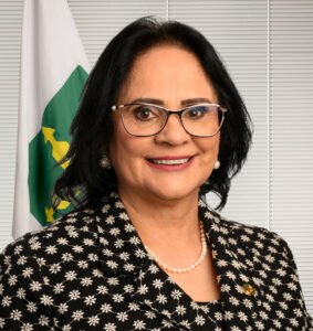 Retrato oficial de arquivo de Damares Alves, de fevereiro de2023, por Rodrigo Viana/Senado Federal; não registra a tramitação atual.
