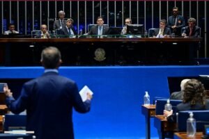 Senadores na mesa do plenário em 15 de outubro de 2026. Foto de Ton Molina/Agência Senado.