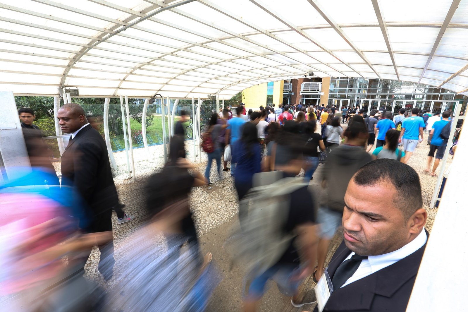 Foto de arquivo: participantes entram em local de prova do Enem em Brasília, em 12 de novembro de 2017.