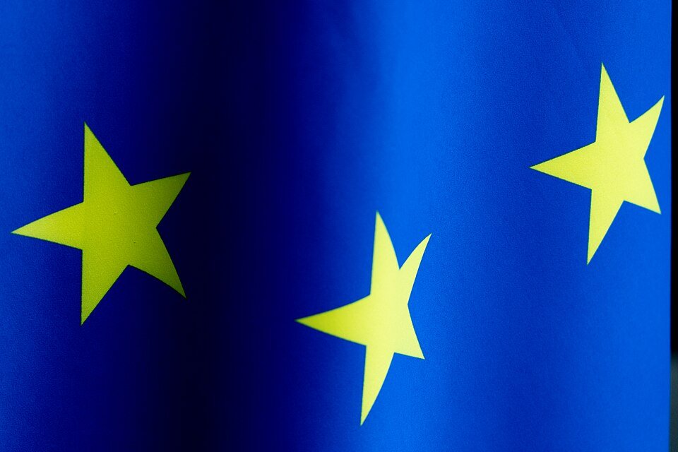 Foto de arquivo de 13 de março de 2024: detalhe de bandeira da União Europeia durante sessão do Parlamento Europeu.