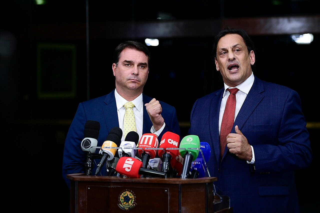 Flávio Bolsonaro e Frederick Wassef em entrevista em 2021; fotografia de arquivo.