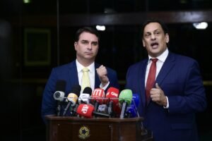 Foto de arquivo de Flávio Bolsonaro, à esquerda, e Frederick Wassef em entrevista em 2021.
