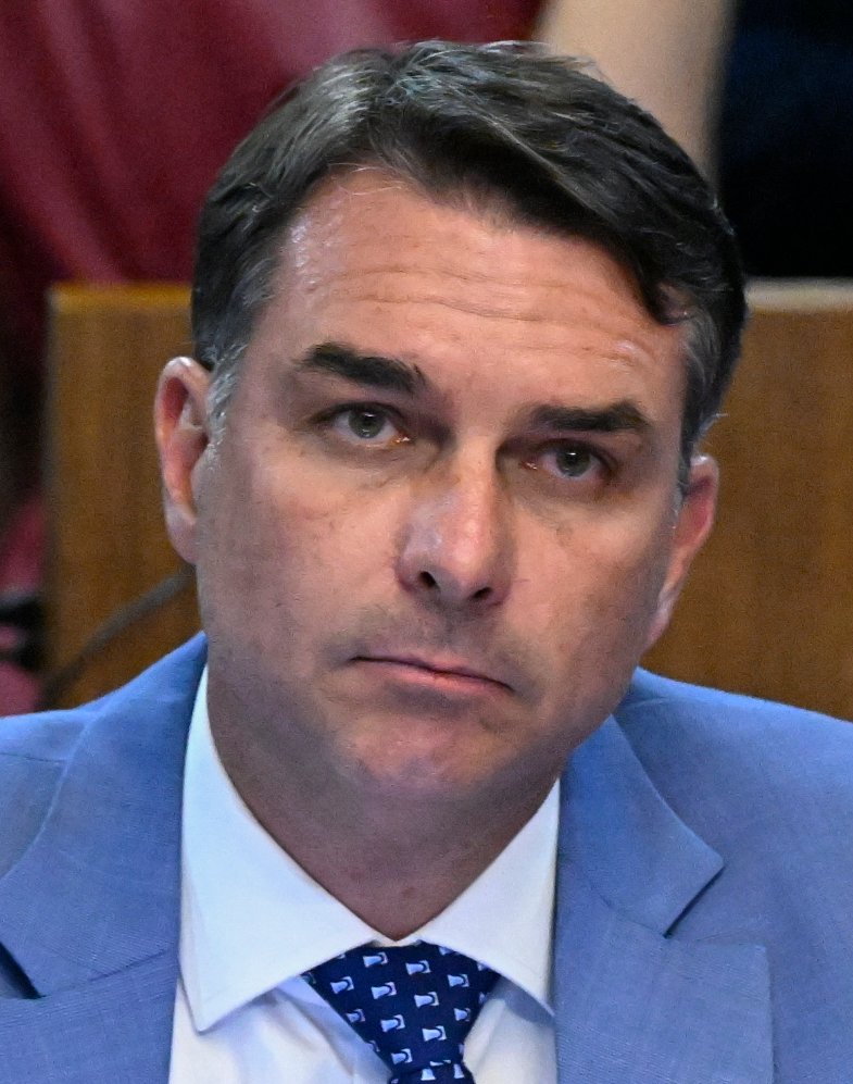 Flávio Bolsonaro em fotografia de arquivo de setembro de 2026; não registra o episódio na Band.