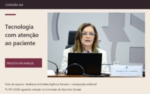 Foto de arquivo de Dra. Eudócia à mesa de audiência, em composição sobre IA na saúde.