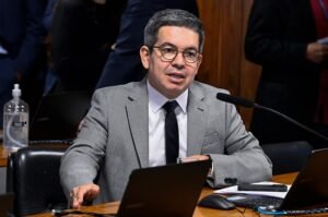 Randolfe Rodrigues à bancada do Senado, em foto de arquivo de Carlos Moura/Agência Senado.
