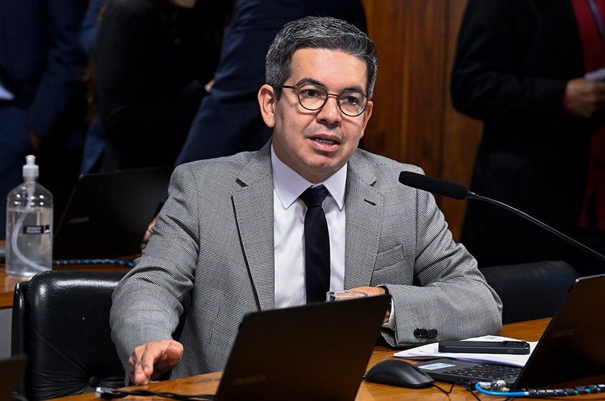 Randolfe Rodrigues à bancada do Senado, em foto de arquivo de Carlos Moura/Agência Senado.