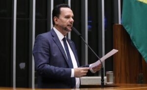 Foto de arquivo: deputado Josenildo durante discussão de propostas na Câmara dos Deputados.