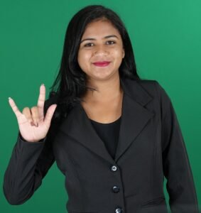 Intérprete de Libras do CNMP em foto de arquivo de junho de 2023; não é aula nem seleção da Ufam.