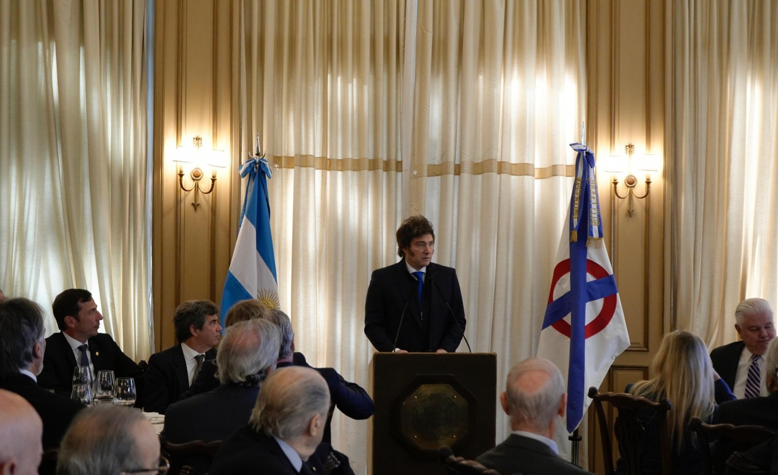 Foto de arquivo: Milei em discurso no JockeyClub deBuenosAires em18/07/2025. Não retrata o decreto de 2026.
