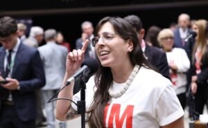 Natália Bonavides fala ao microfone no Plenário da Câmara; foto de arquivo.