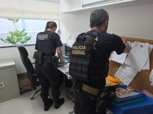 Agentes da Polícia Federal em diligência, em fotografia divulgada na nota da Operação Navegação Paralela de29/10/2026.