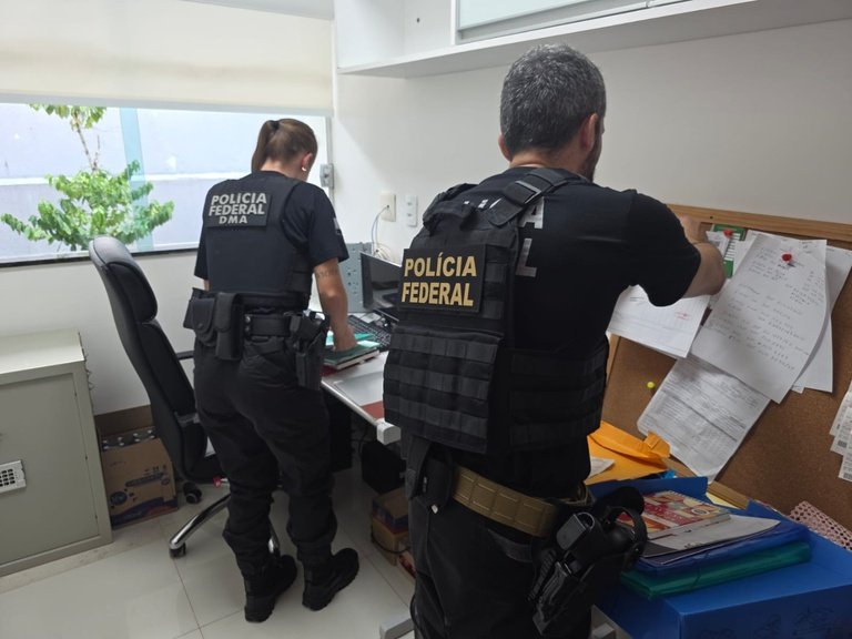Agentes da Polícia Federal em diligência, em fotografia divulgada na nota da Operação Navegação Paralela de29/10/2026.