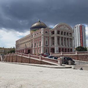Fachada do Teatro Amazonas em foto de arquivo de fevereiro de 2024; não retrata o clima de hoje.