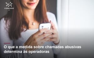 Foto de apoio de uso de celular, em composição sobre regras para chamadas telefônicas; não representa vítima nem autor de fraude.
